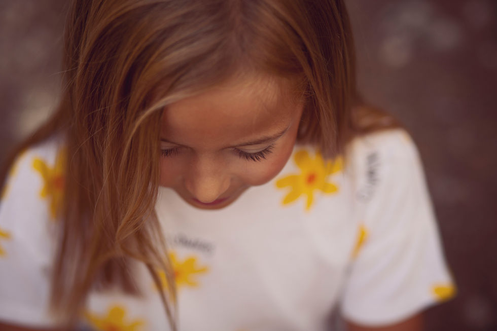 niña sonriendo durante sesión de fotos familiar en Zaragoza en exterior con luz natural