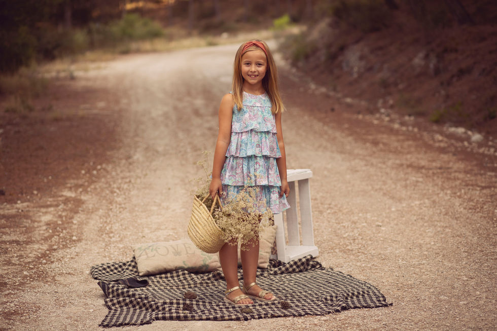 niña de pie en camino rural durante sesión de fotos familiar en Zaragoza al aire libre