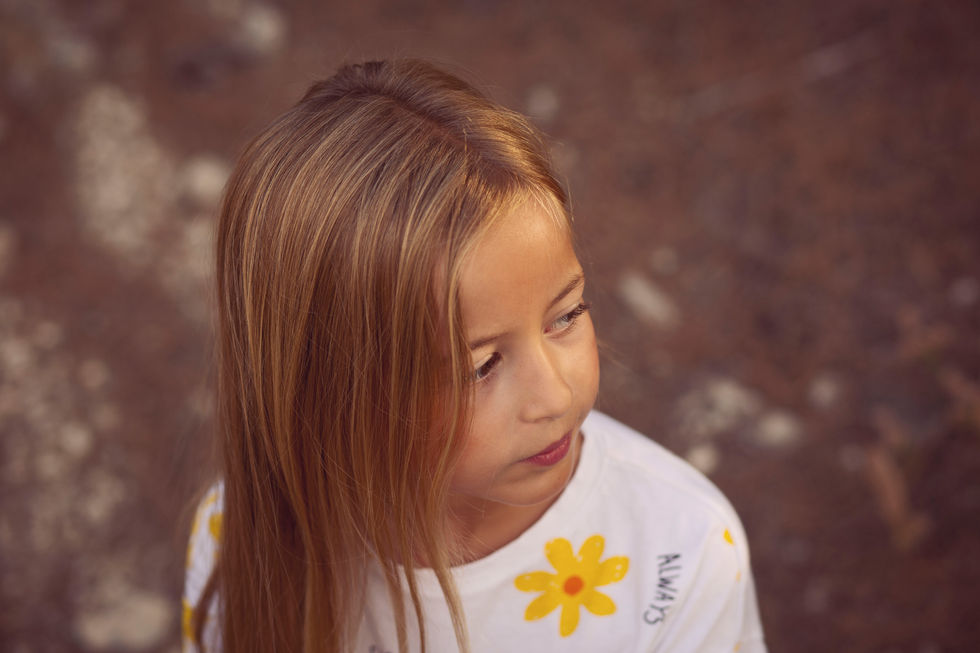 retrato de niña mirando hacia un lado durante sesión de fotos familiar en Zaragoza
