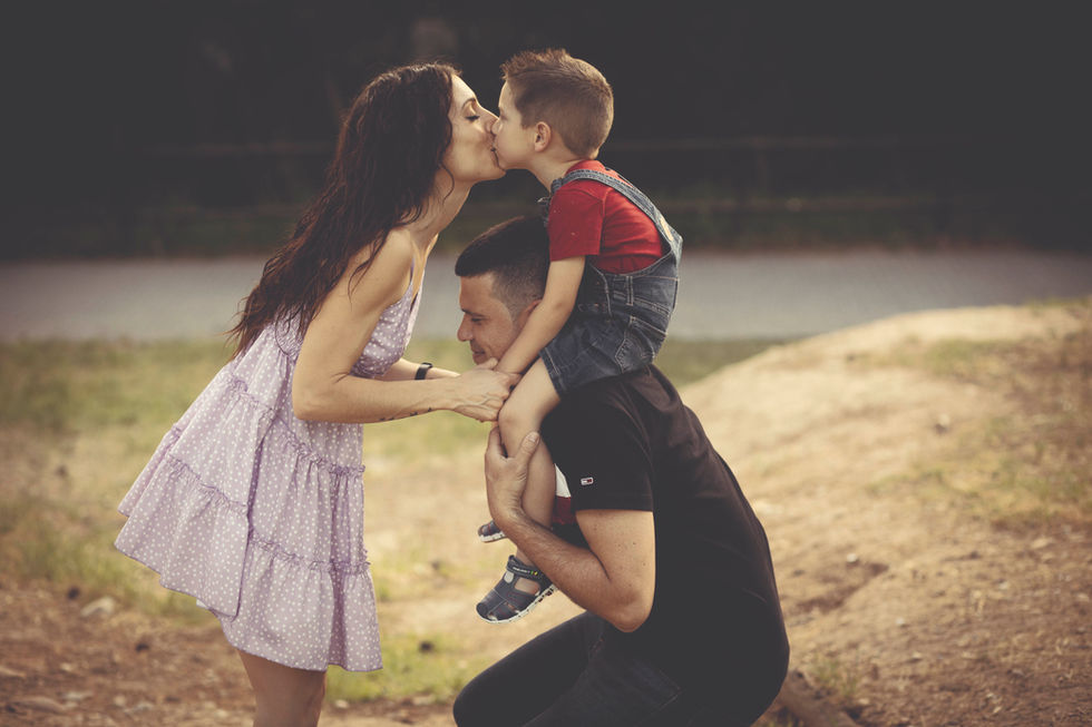 padre y madre con sus hijos durante sesión de fotos familiar en Zaragoza en exterior