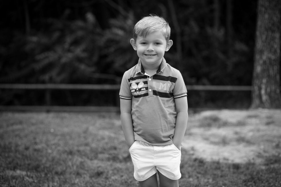 retrato de niño de pie en exterior durante sesión de fotos familiar en Zaragoza