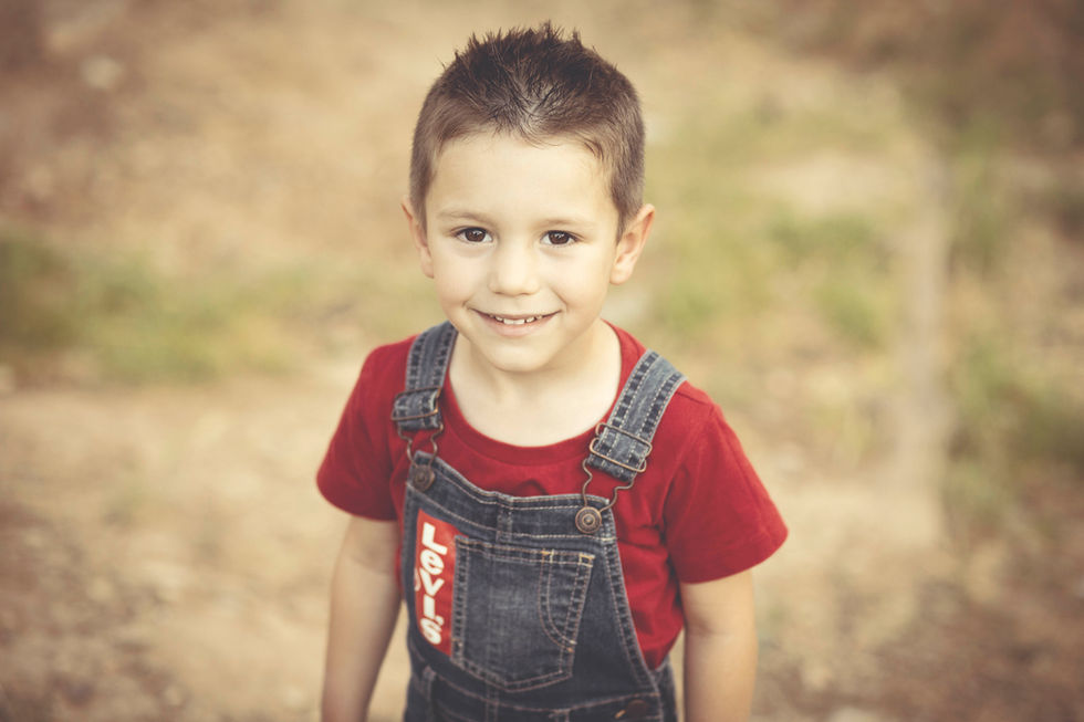 niño sonriendo durante sesión de fotos familiar en Zaragoza en exterior