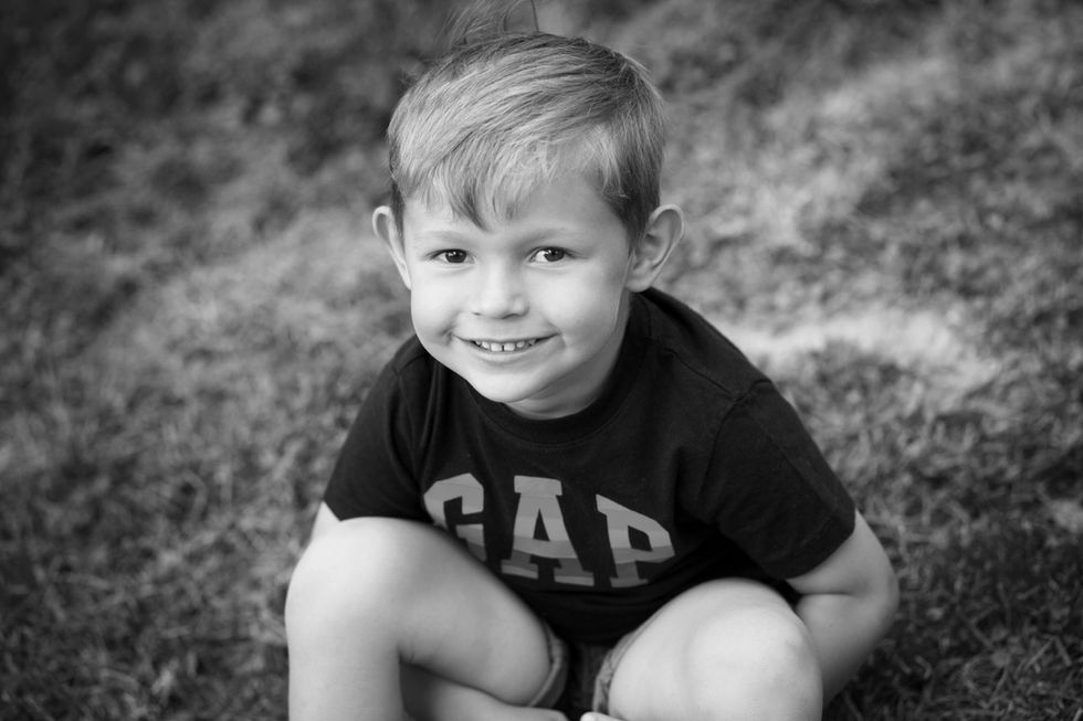 retrato natural de niño sentado en exterior durante sesión de fotos familiar en Zaragoza