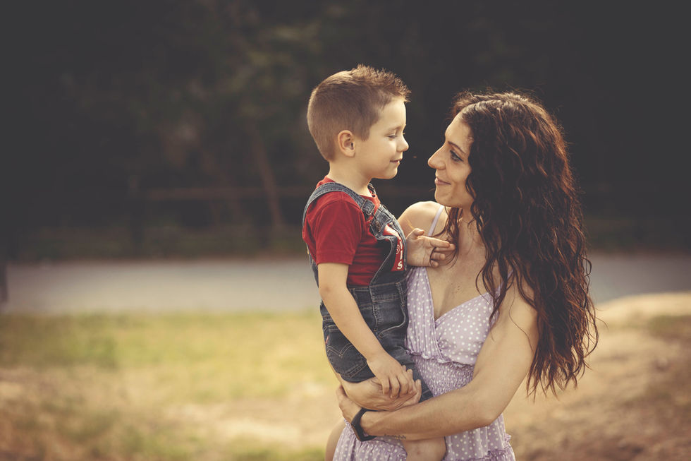 madre abrazando a su hijo durante sesión de fotos familiar en Zaragoza en exterior