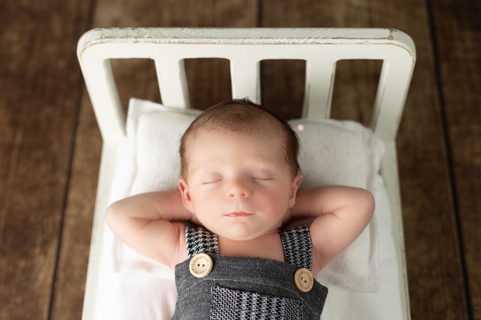 Estudio especializado en fotografía newborn en Zaragoza con bebé recién nacido en escenario rústico