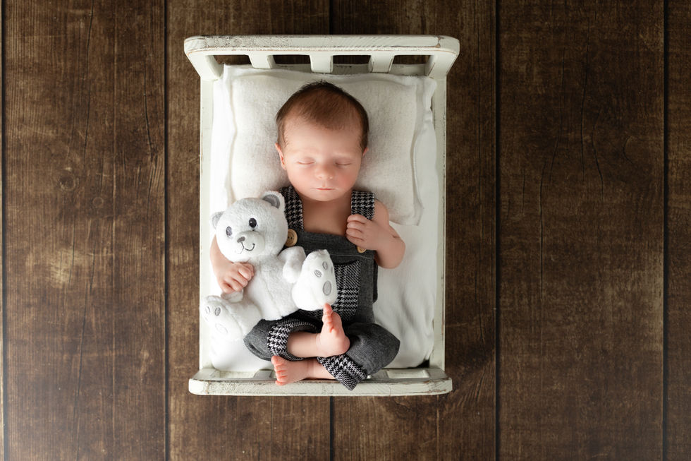 Estudio especializado en fotografía newborn en Zaragoza con bebé recién nacido en escenario rústico