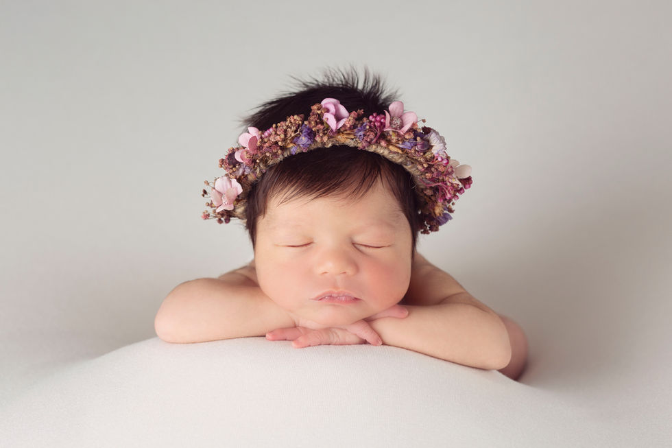 Fotografía newborn en Zaragoza de bebé recién nacido con corona floral – Rubén Fuertes Fotografía