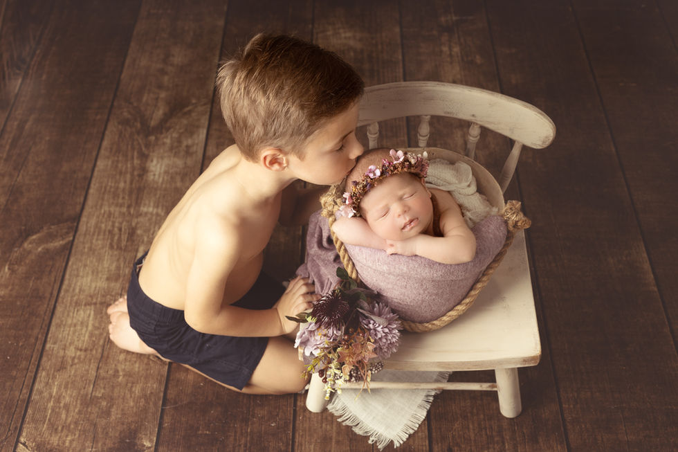 Fotografía newborn familiar en Zaragoza con hermano mayor y bebé recién nacido en estudio