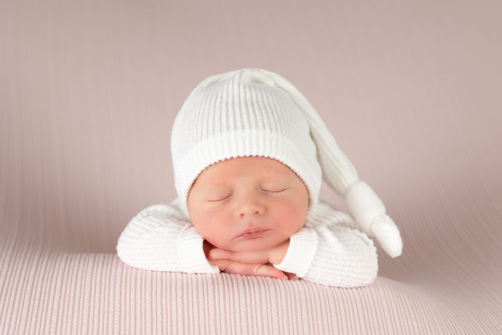 Fotografía de bebés en Zaragoza con recién nacido dormido en estudio sobre fondo rosa