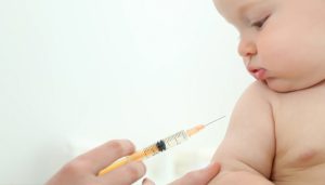 ¿Cuándo se ponen las primeras vacunas a un bebé? Calendario, cuidados y dudas más frecuentes